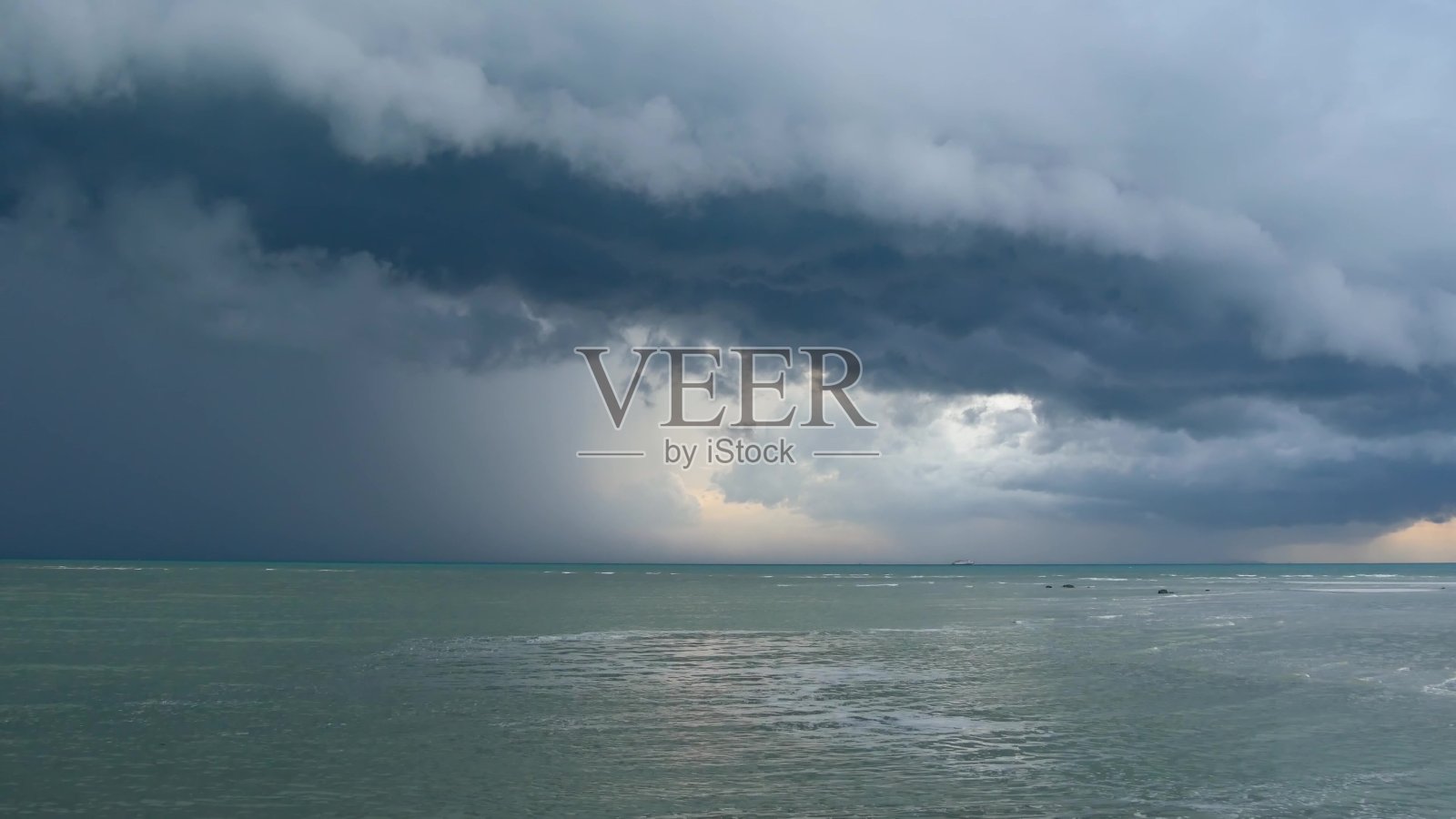 在泰国雨季,苏梅岛的沙滩上,波浪起伏的蓝色大海。热带海岸发出飓风及风暴警告。疾风和不祥的云。台风危险雷雨照片摄影图片