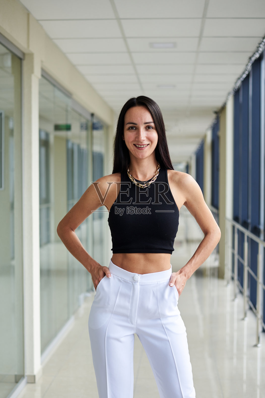 现代办公室里的女商人照片摄影图片