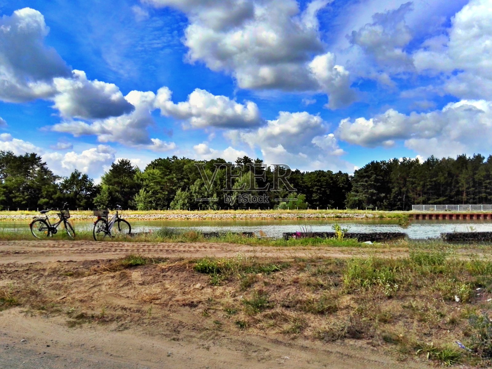 运河上的休闲照片摄影图片