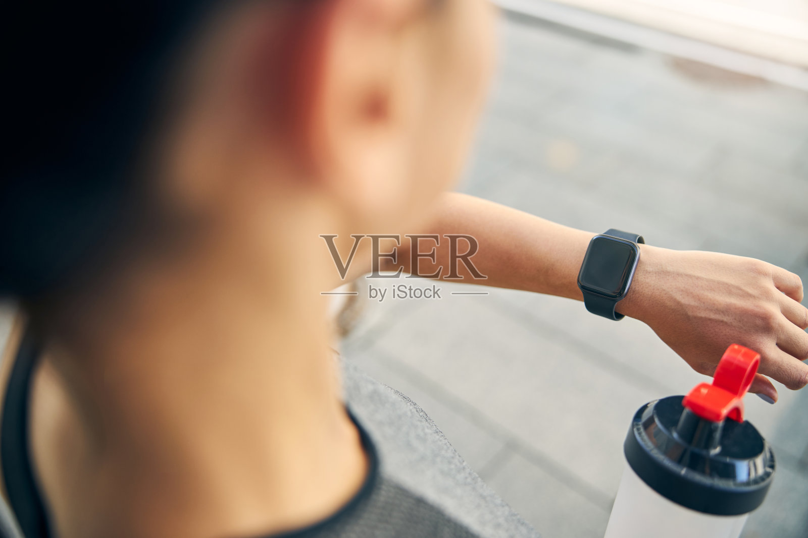 智能手表的近距离在女性手上照片摄影图片