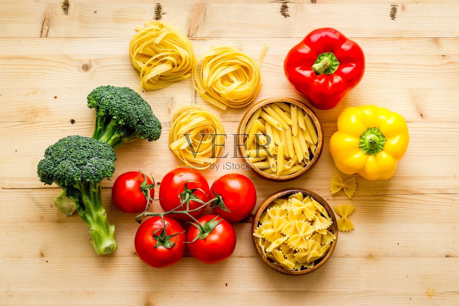 用生蔬菜、豆类和香草清洁饮食理念照片摄影图片