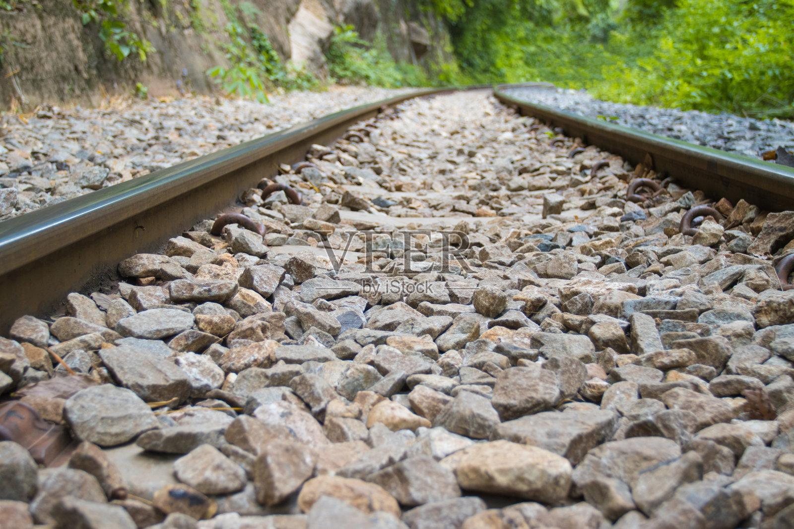 铁铁路轨道铁路列车,向前线视图和树的背景照片摄影图片