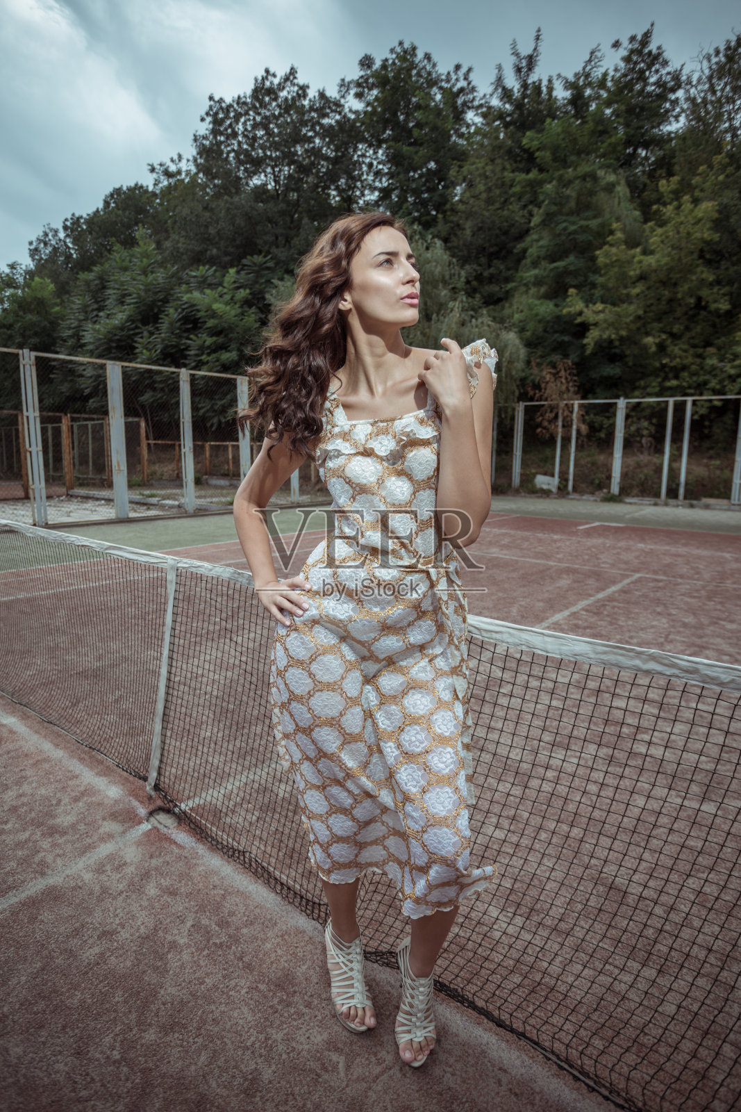 街上穿着时髦的女人照片摄影图片