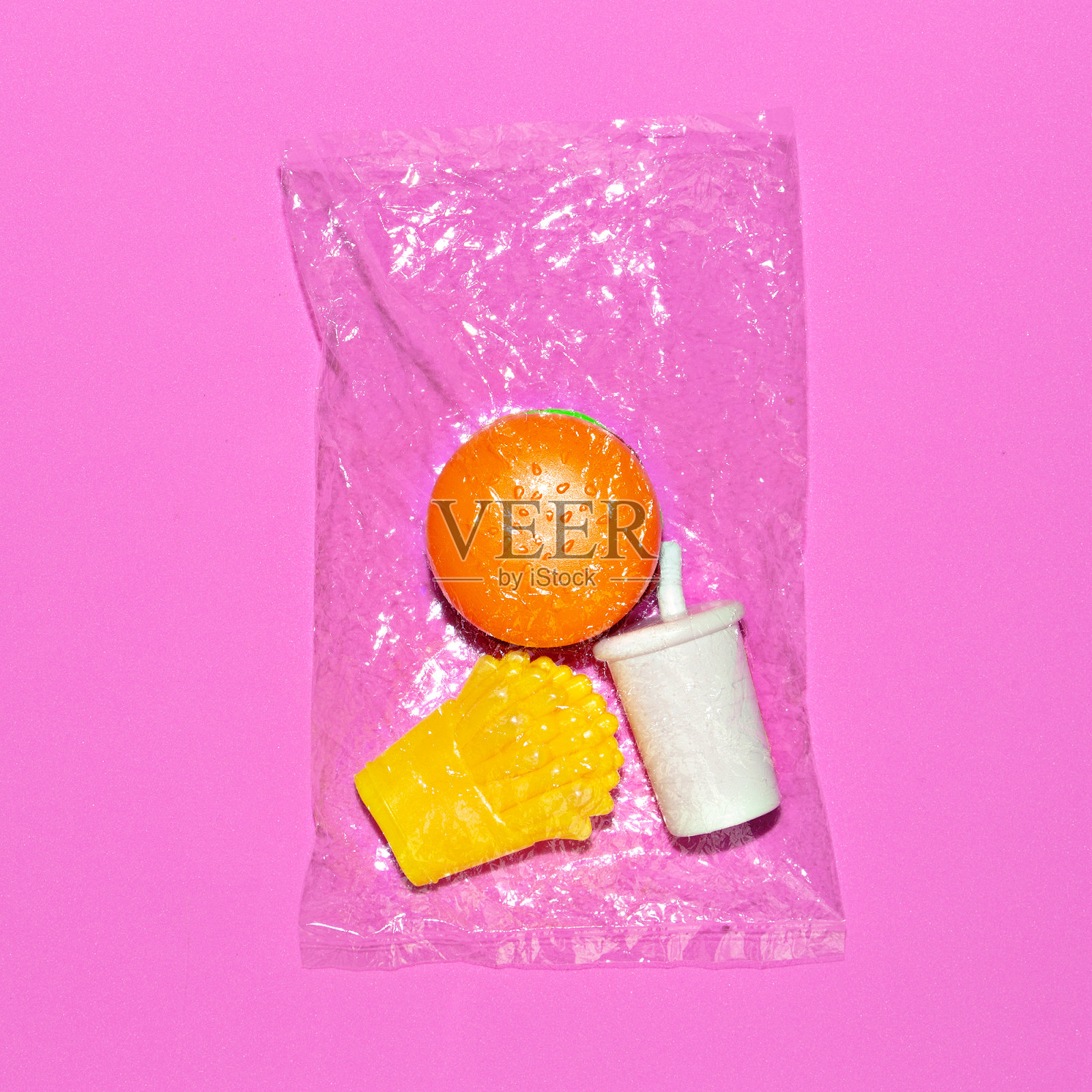 装在塑料袋里的假快餐。极简平面艺术照片摄影图片