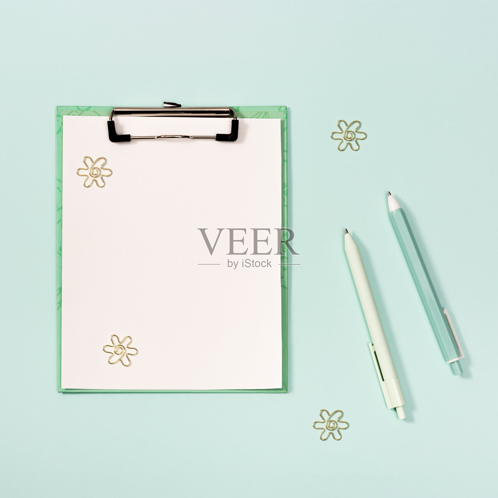 平铺与样板纸与回形针,蓝色和白色钢笔,金属回形针。学校或办公室背景。照片摄影图片