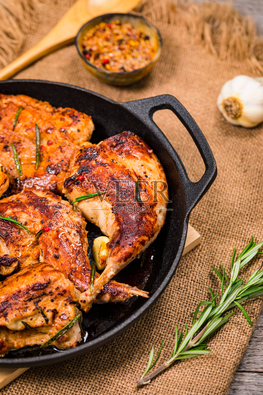 迷迭香,大蒜和橄榄油炖兔肉照片摄影图片