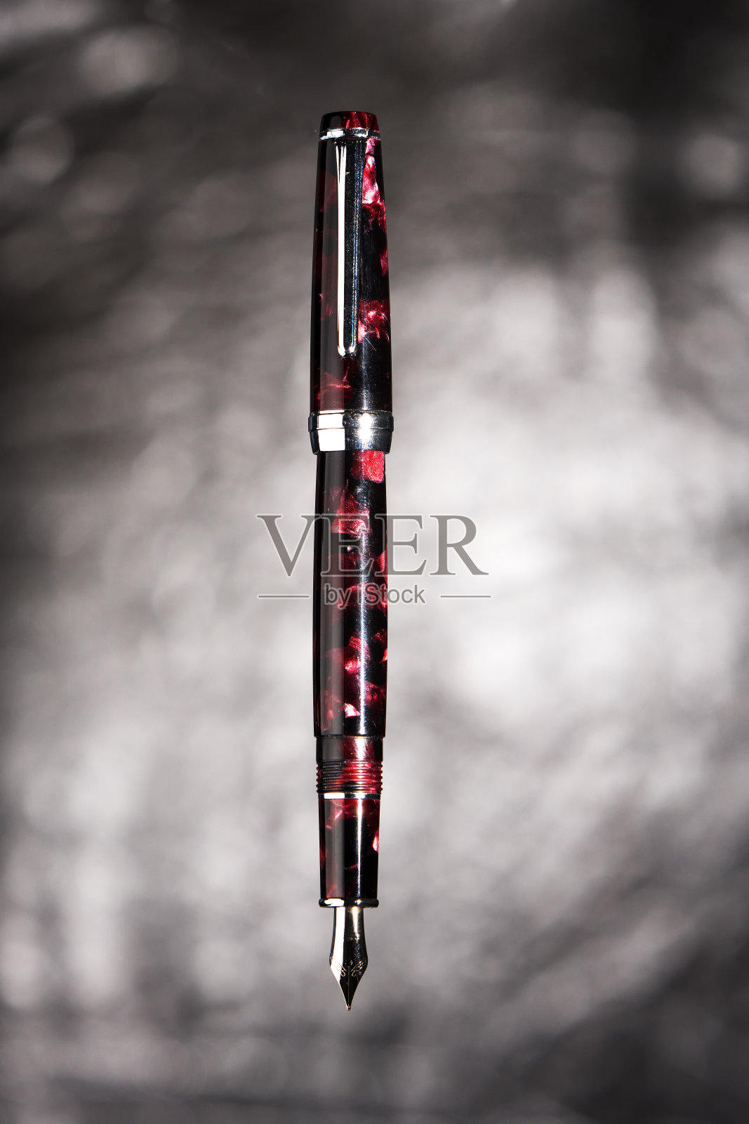 红色和黑色大理石自来水笔。照片摄影图片