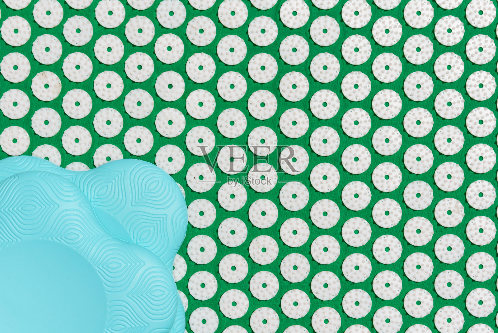 按摩按摩垫与彩色瑜伽配件。照片摄影图片