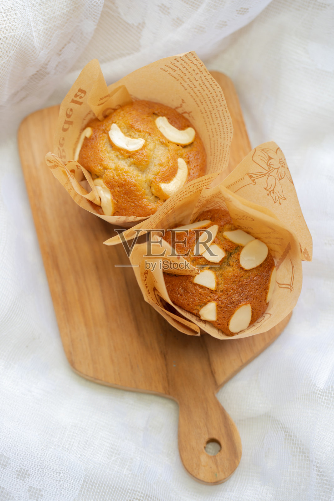 香蕉蛋糕。香蕉蛋糕杯照片摄影图片