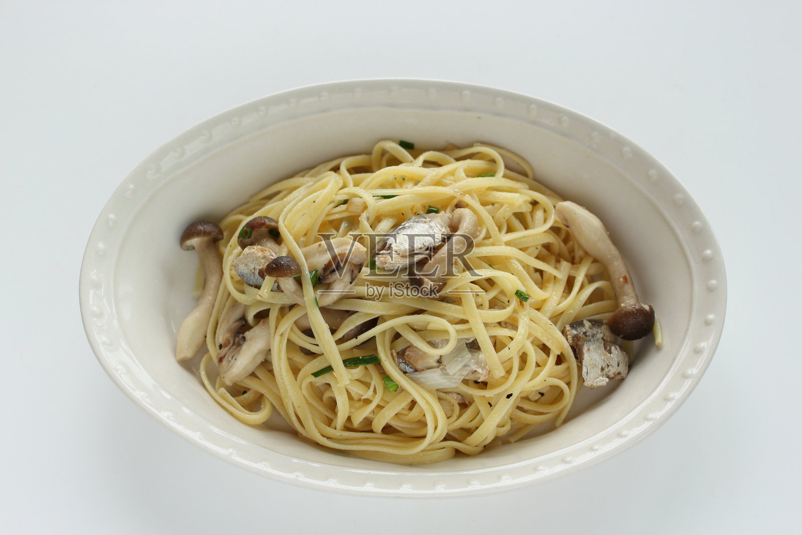 Shimeji蘑菇和意大利扁面照片摄影图片