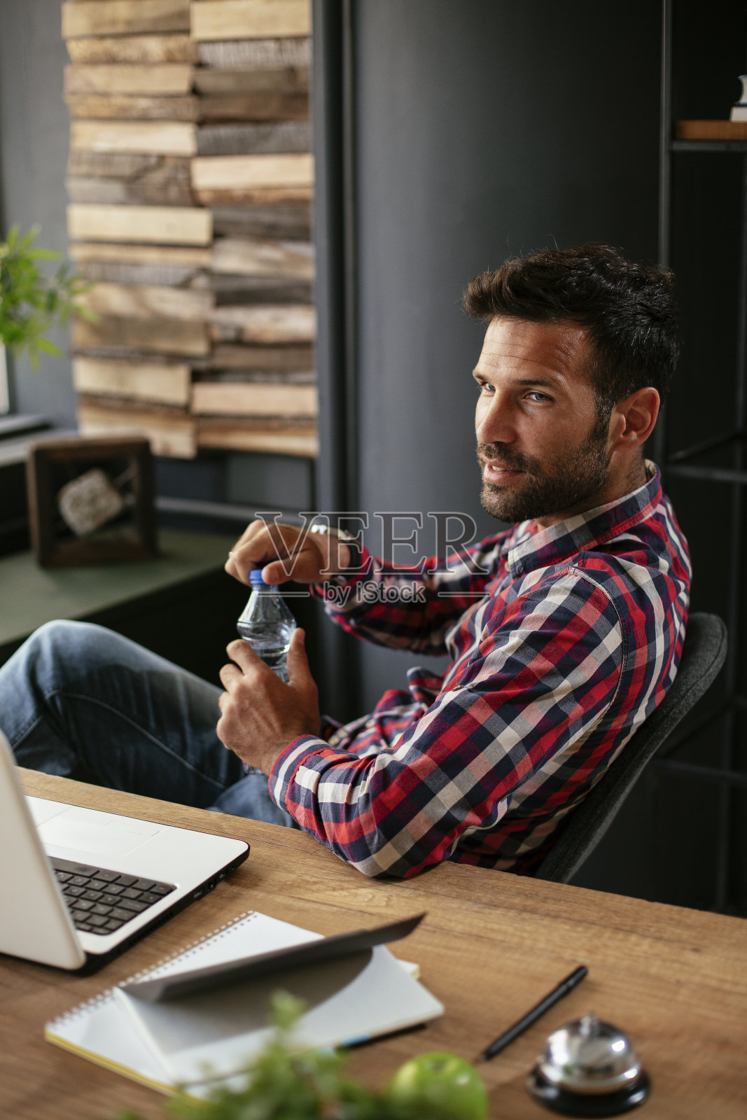 喝咖啡休息的帅哥。照片摄影图片