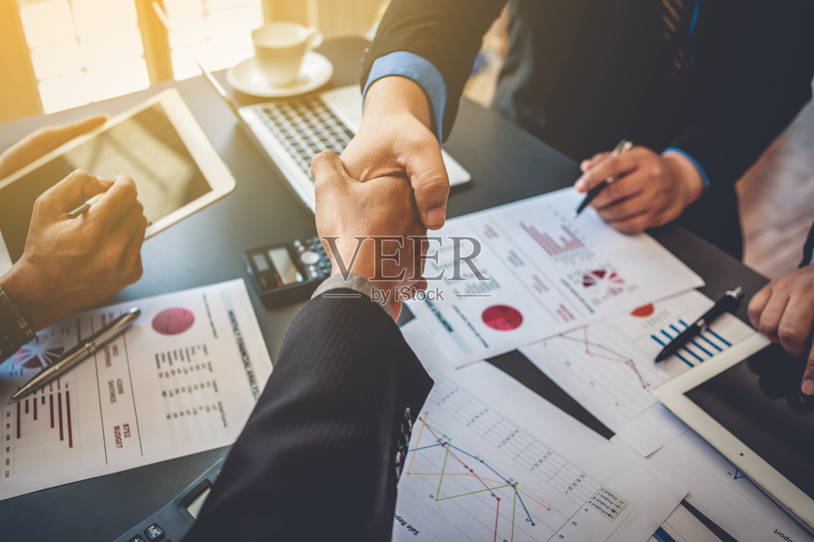 商界人士在同意与商界合作后握手照片摄影图片