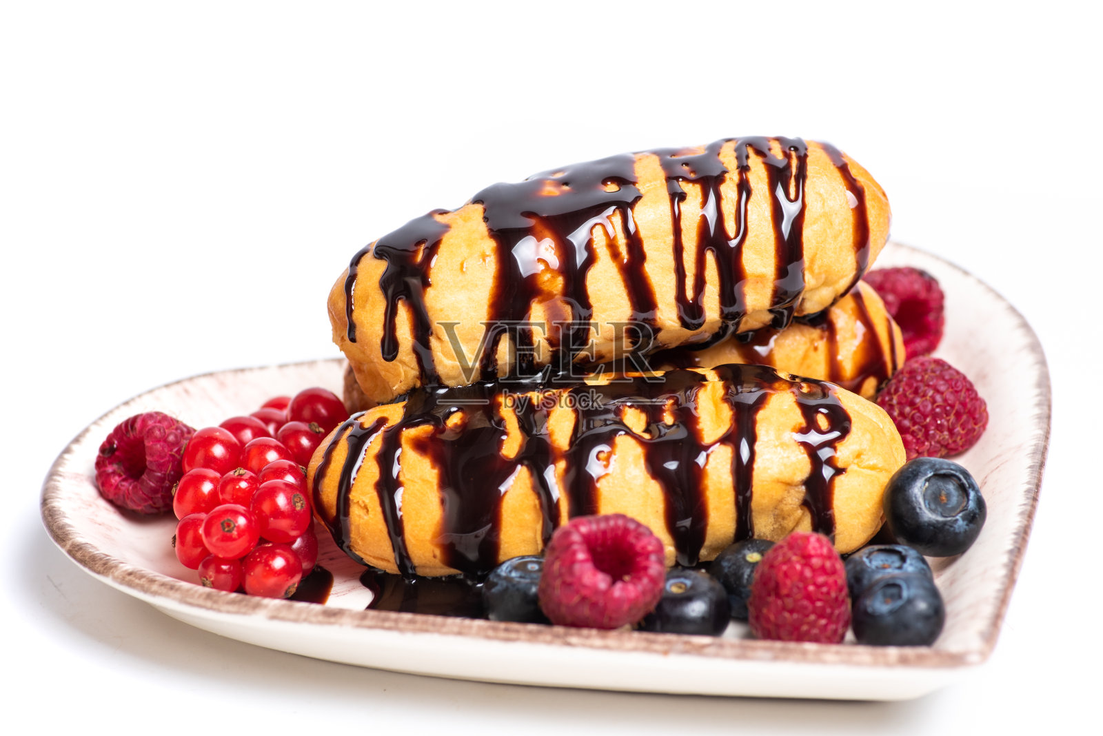 面包,巧克力奶油和混合浆果在一个盘子照片摄影图片