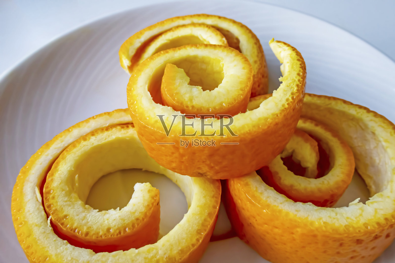 白色盘子上装饰性的橘皮照片摄影图片