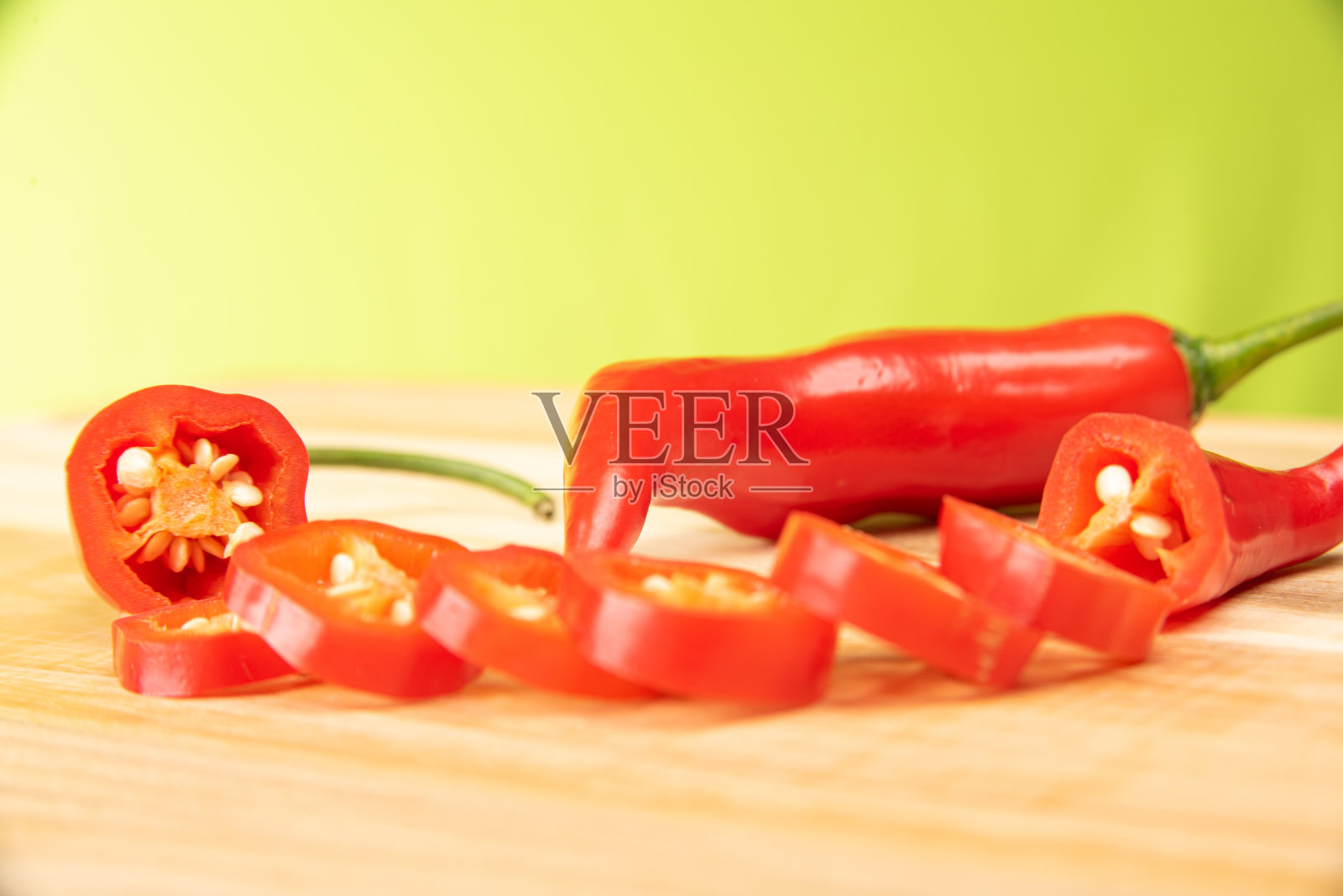 胡椒少女手指“Dedo de moça”葡萄牙语,在磨光的木头上用格子桌布和绿色背景,选择性的聚焦照片摄影图片