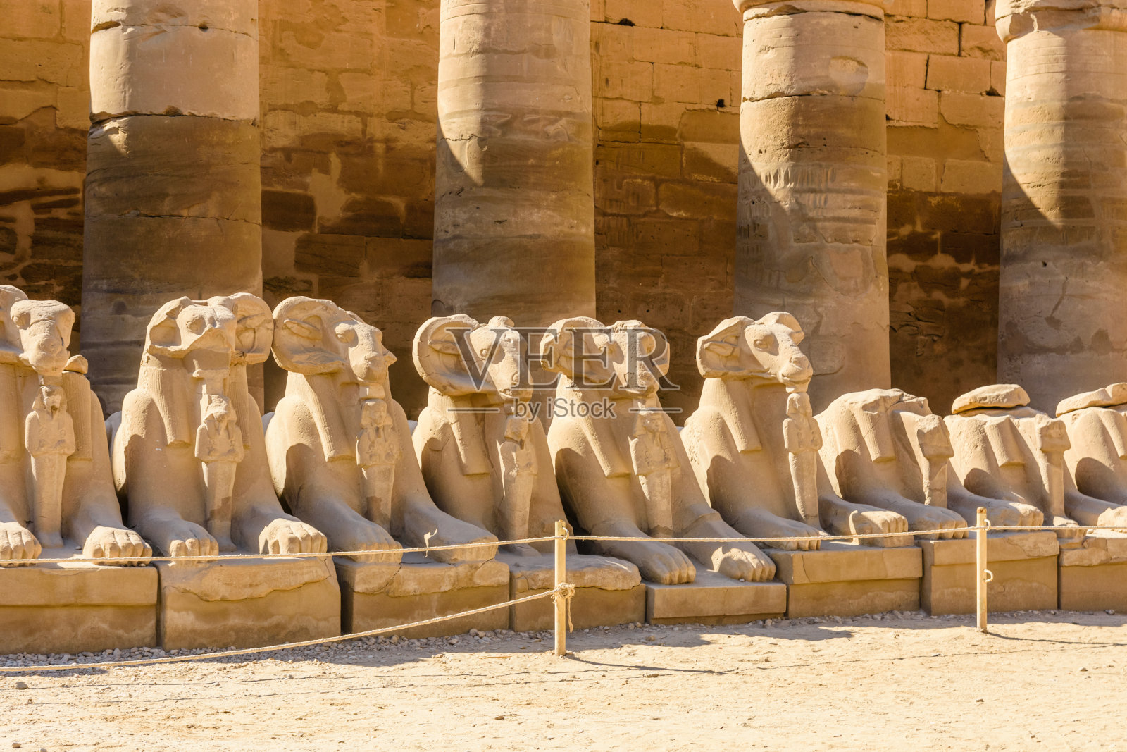 卢克索卡纳克神庙的公羊头像斯芬克斯大道,埃及照片摄影图片