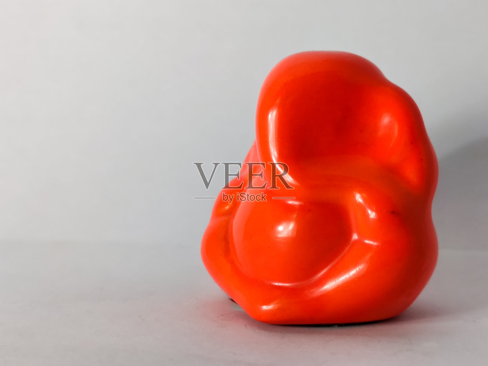 在白色孤立的背景上的神甘尼许的橙色雕像照片摄影图片