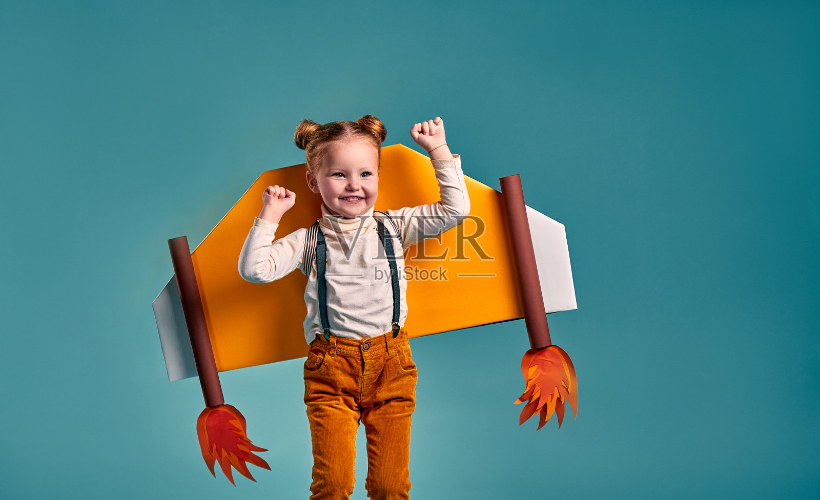 小女孩带着纸翅膀跳舞照片摄影图片