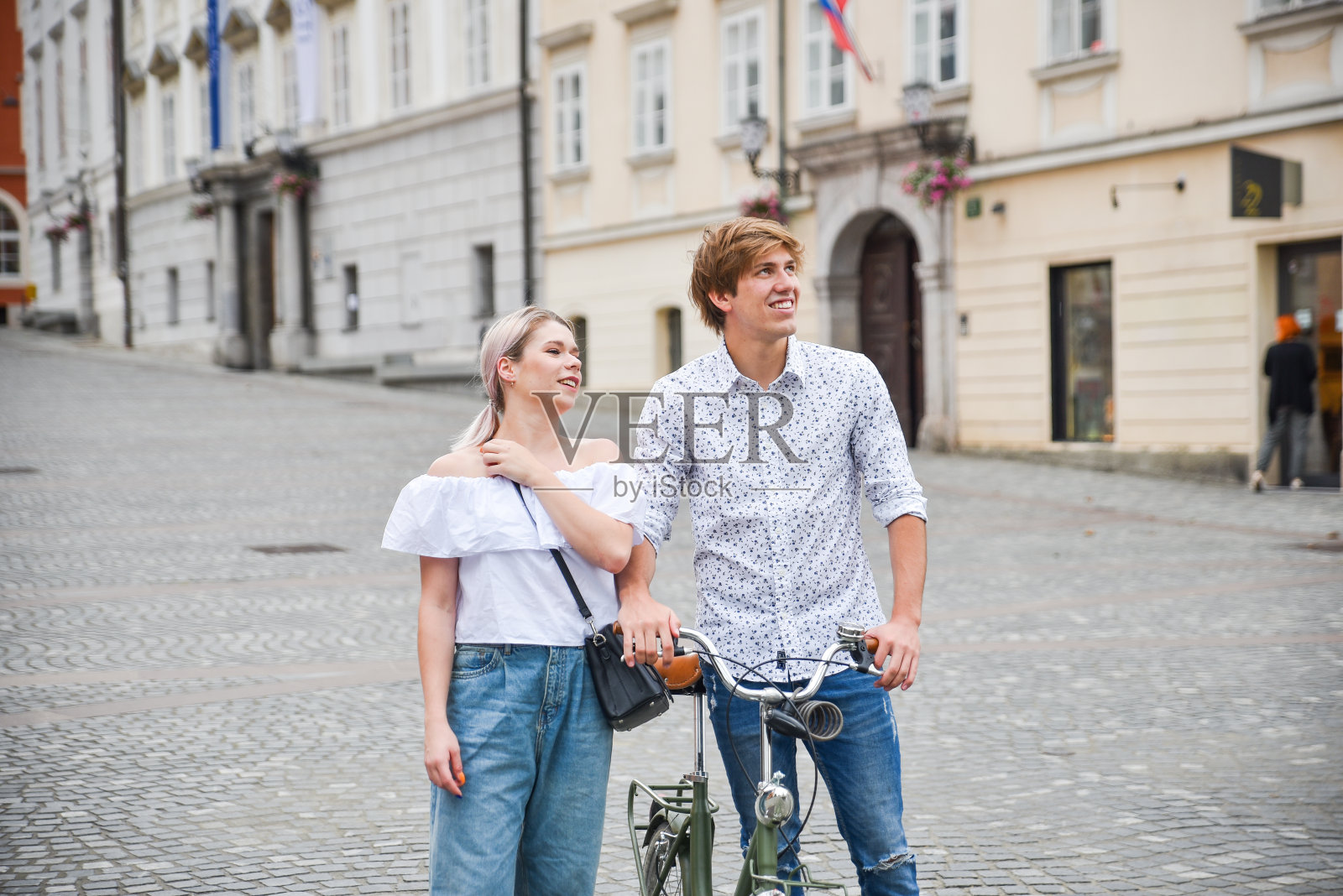 两个年轻人在市中心照片摄影图片
