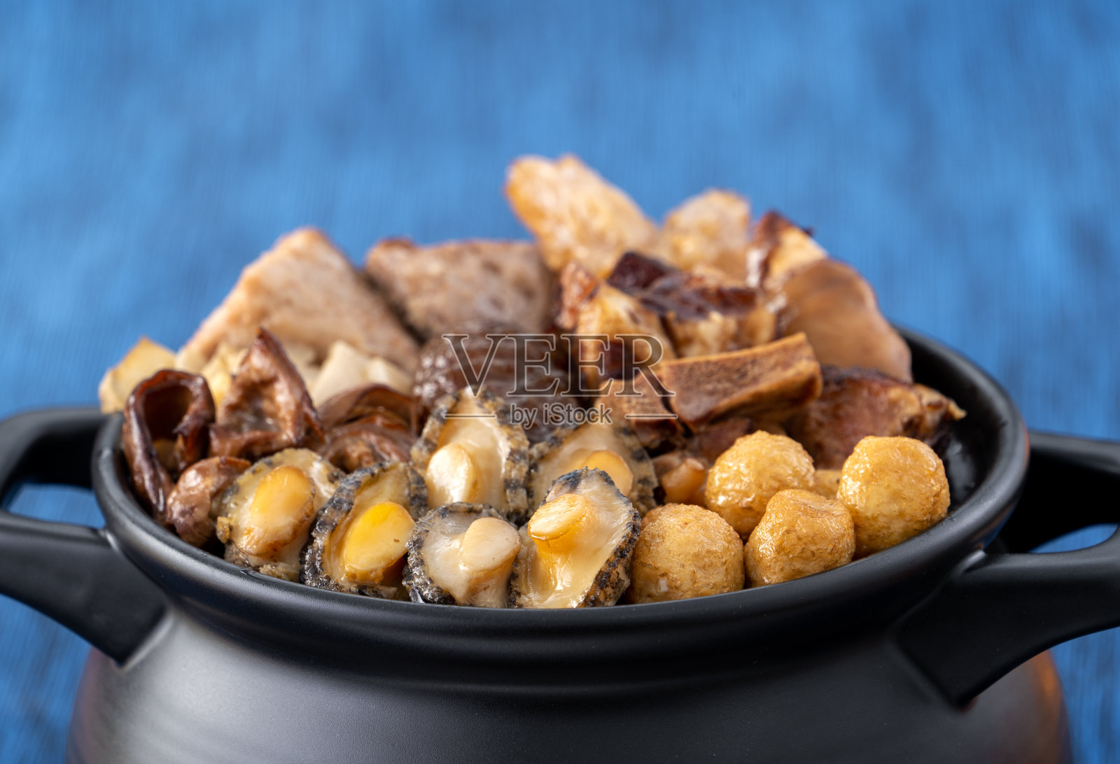 中国农历新年的传统食物,佛跳墙,中国汤砂锅菜,佛的诱惑,名为佛跳强,近。照片摄影图片