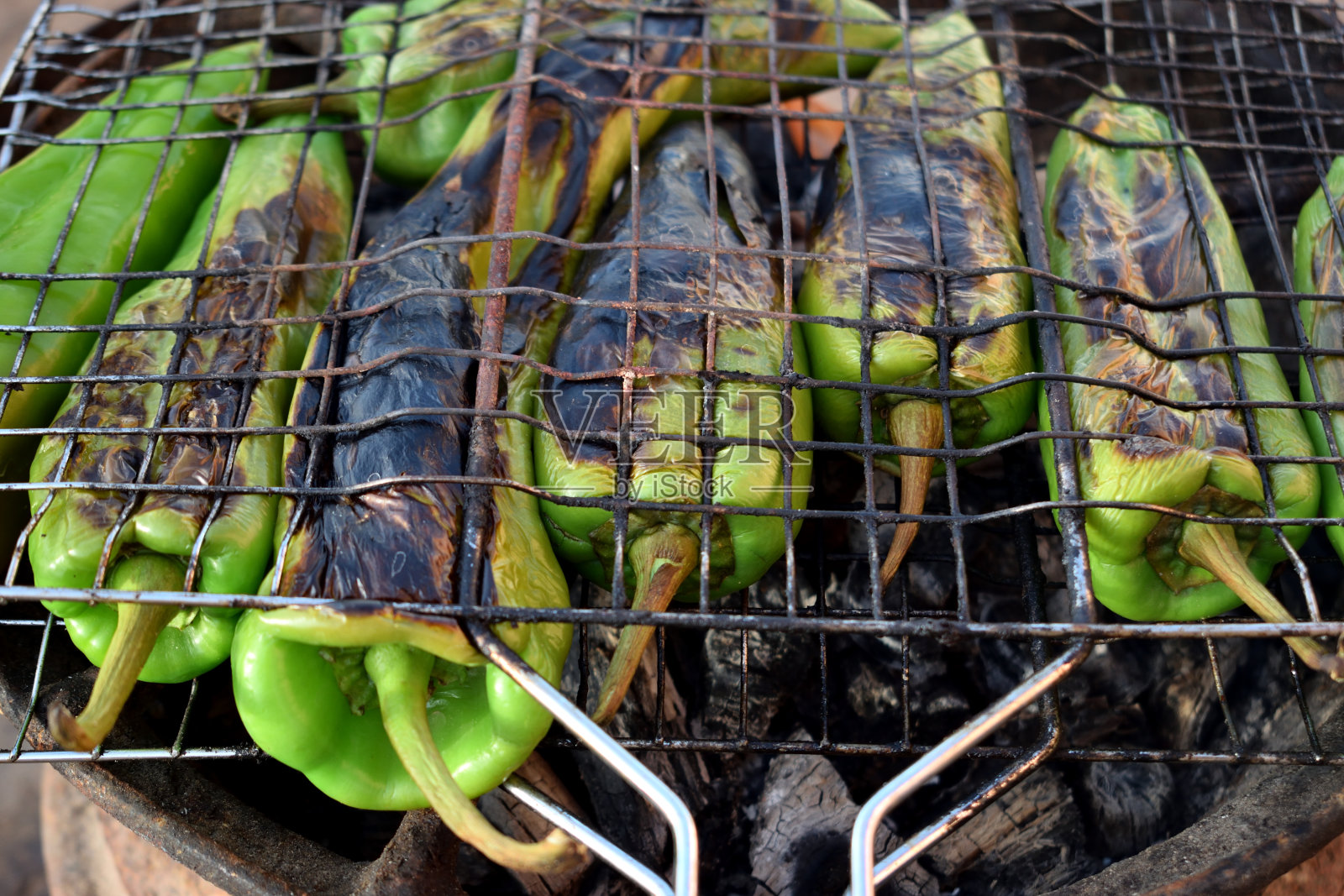 烤着青椒照片摄影图片
