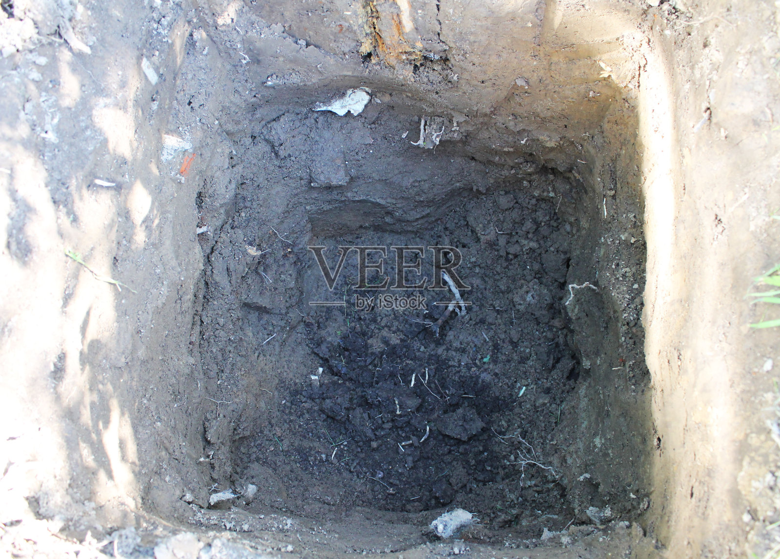 在地上挖一个深洞照片摄影图片