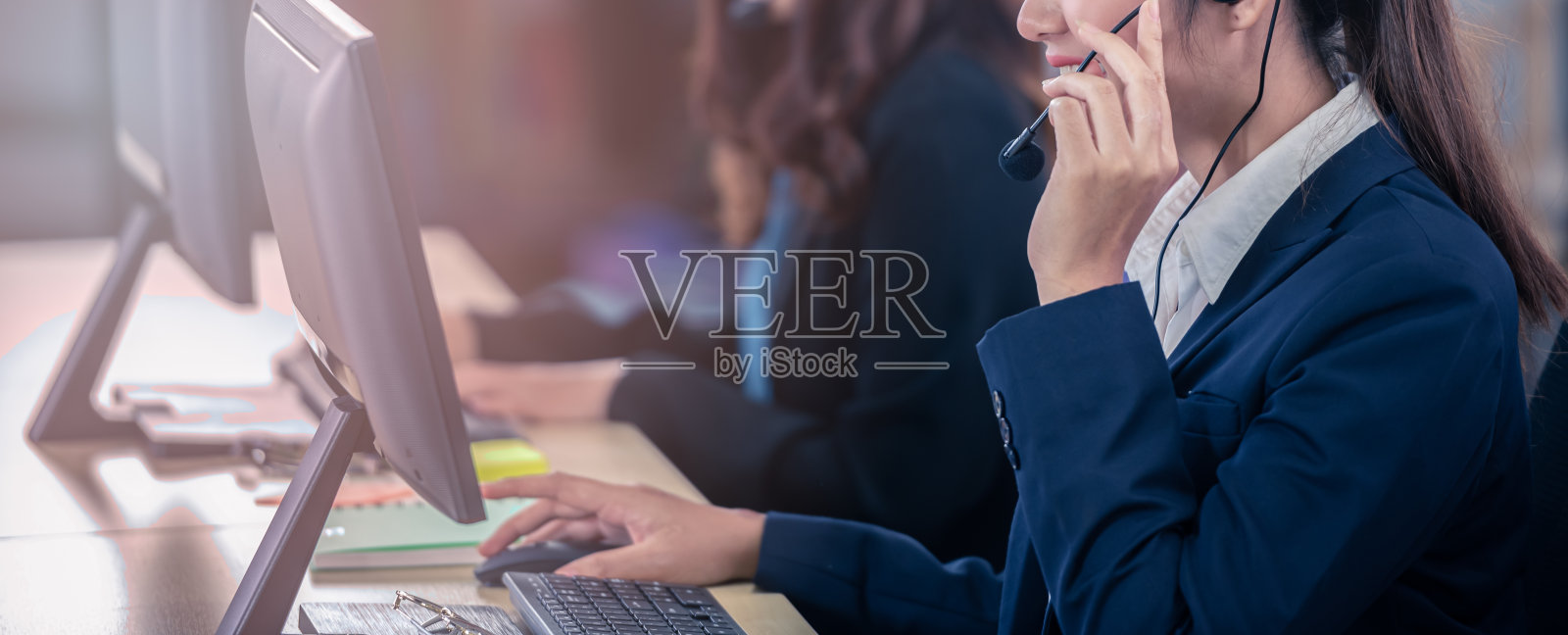 业务客户电话和视频呼叫中心服务。照片摄影图片