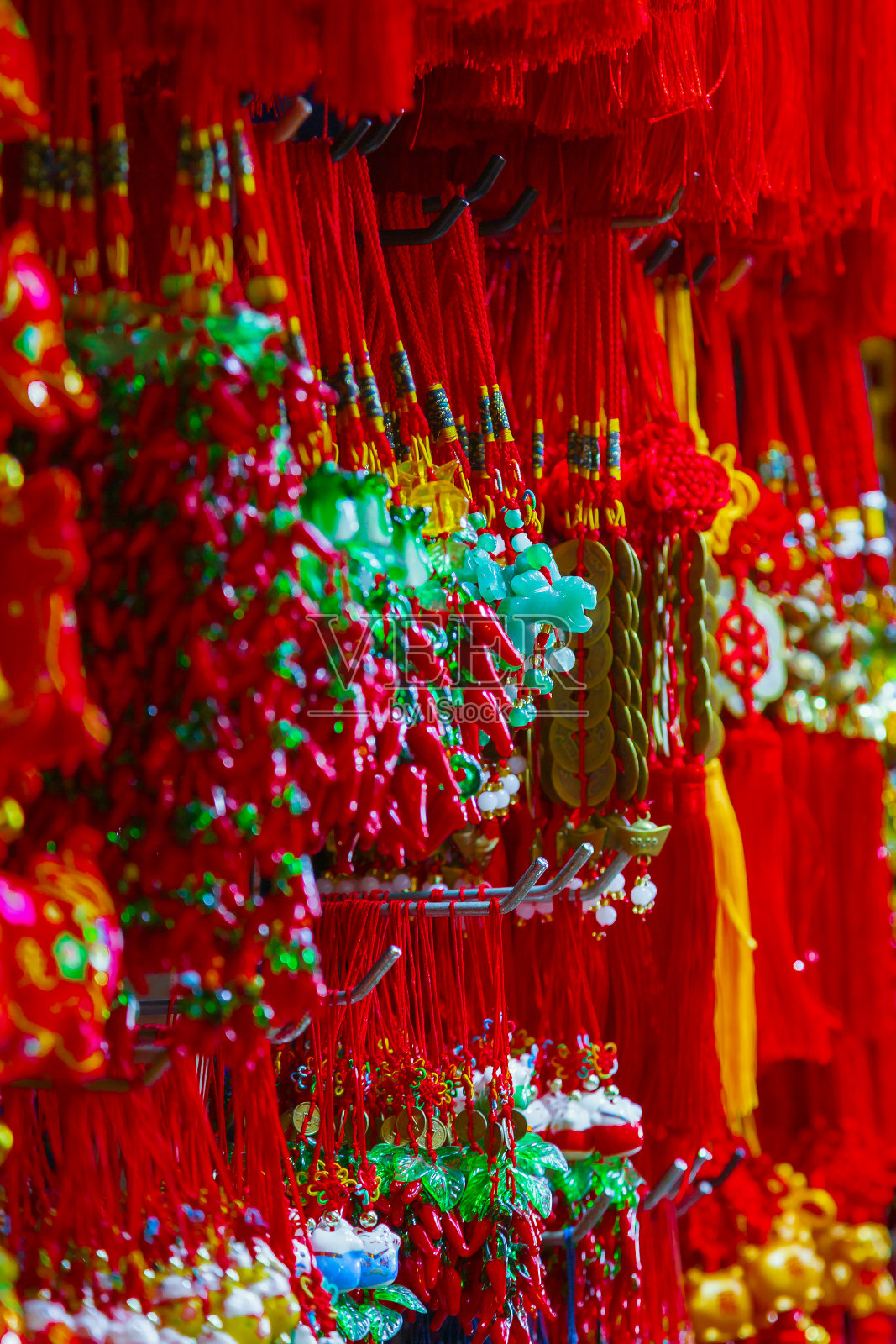 新年前夕,新加坡华人集市的货架上摆放着五颜六色的金箔照片摄影图片