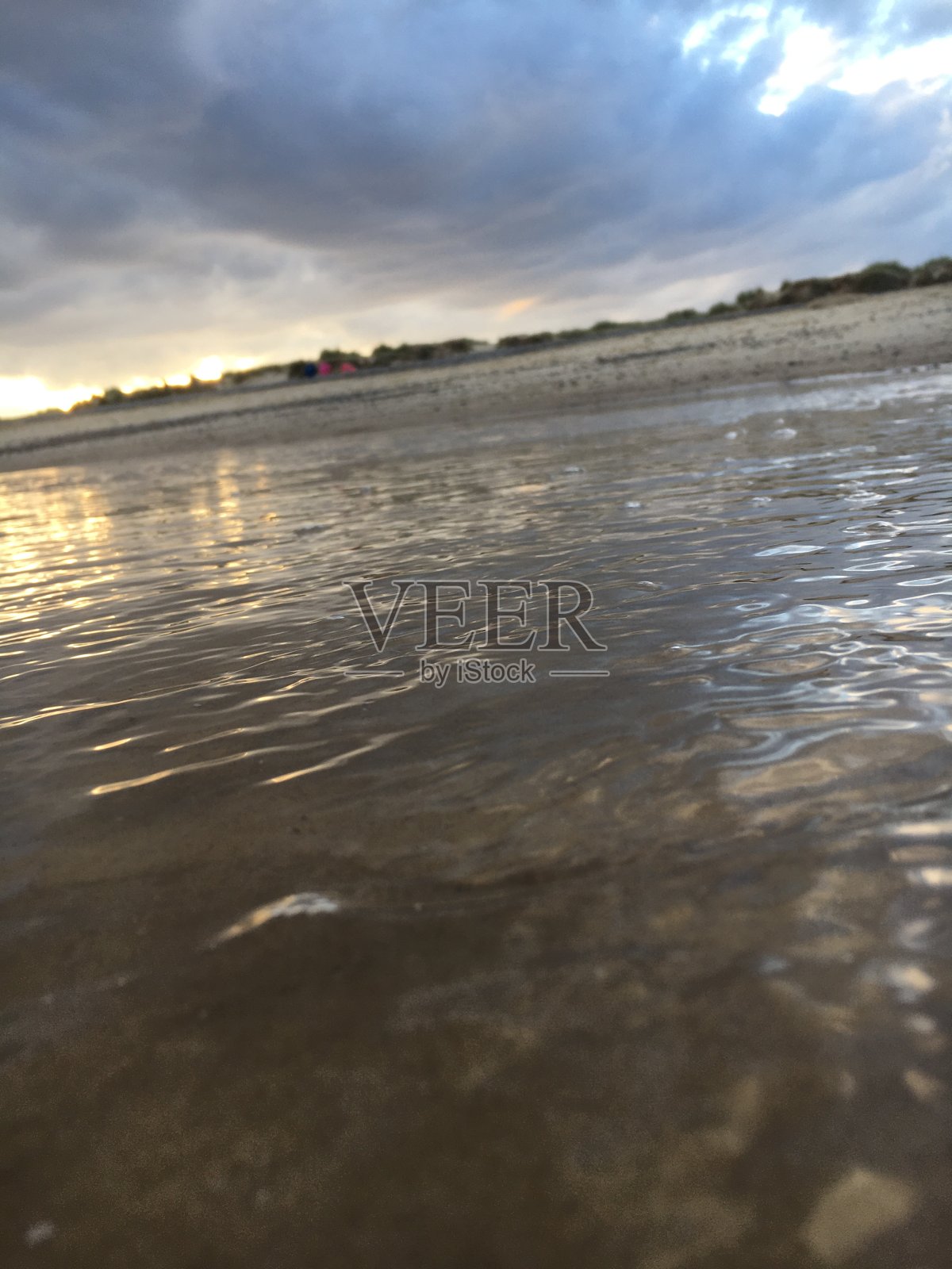 日落Walberswick海滩萨福克海与波浪的沙子照片摄影图片