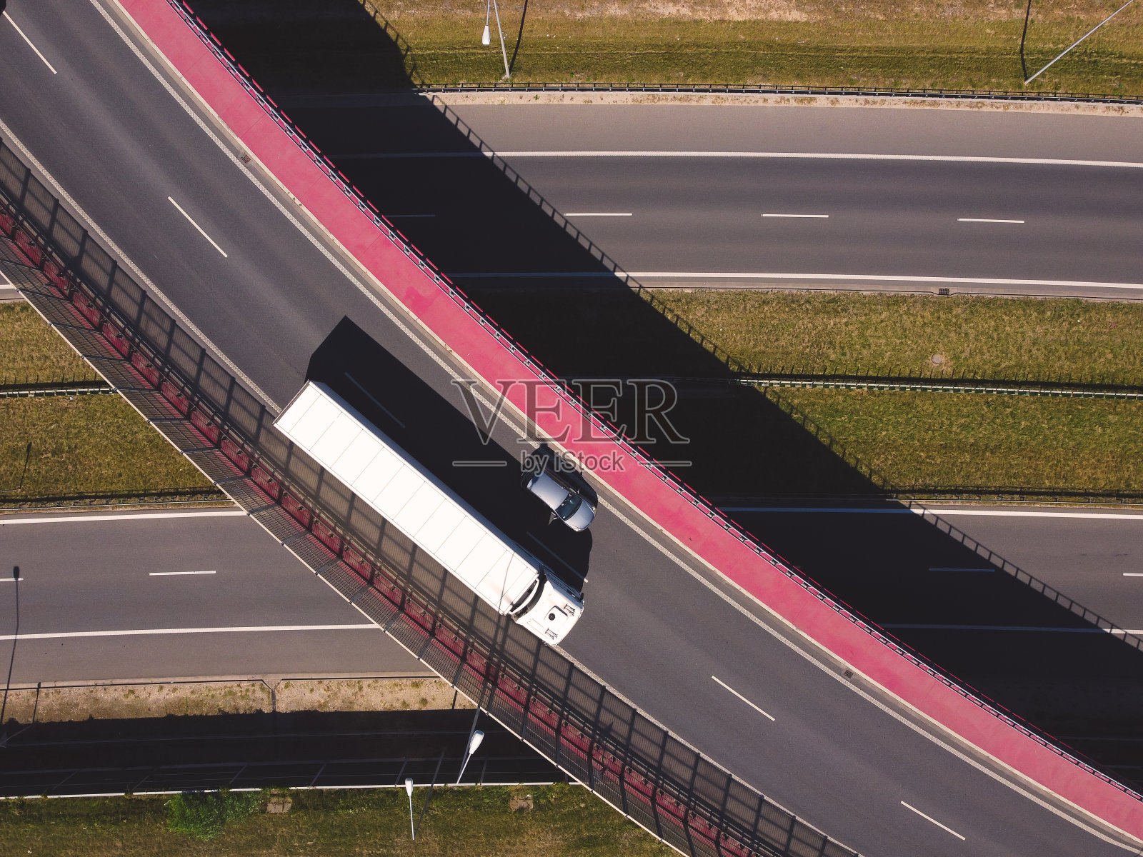 高速公路靠近首都,绕过大城市。无人机,鸟瞰图。照片摄影图片