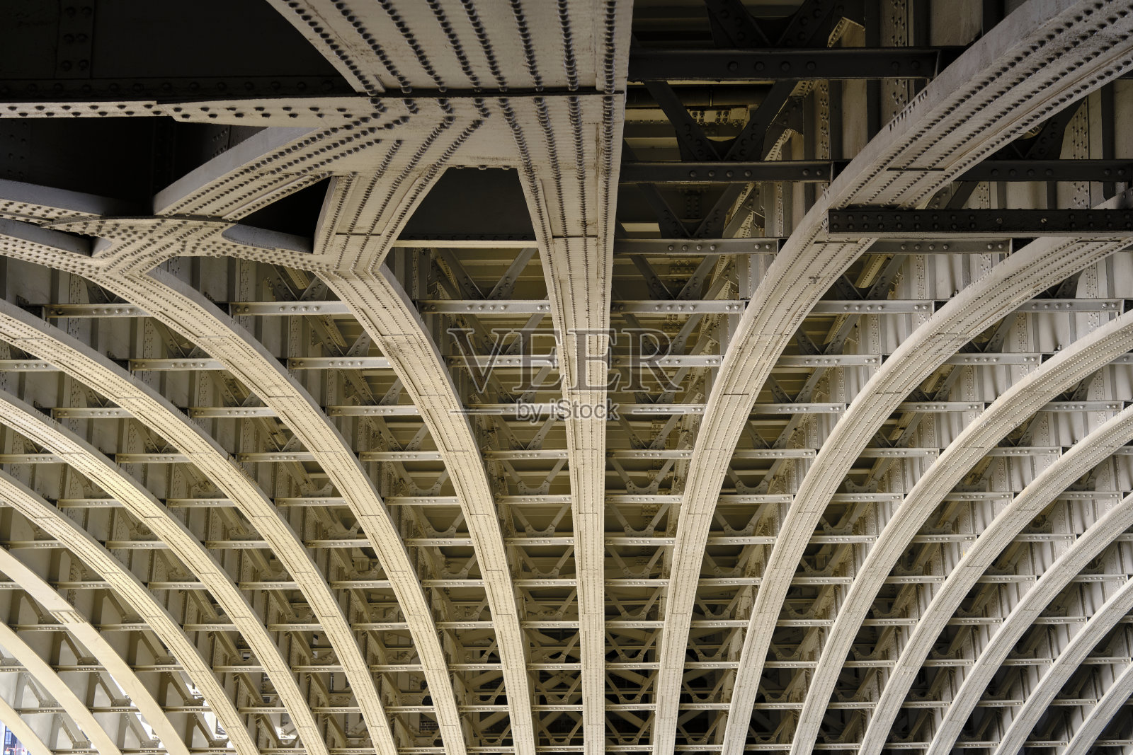 近景黑衣修士桥框架在伦敦,英国。照片摄影图片