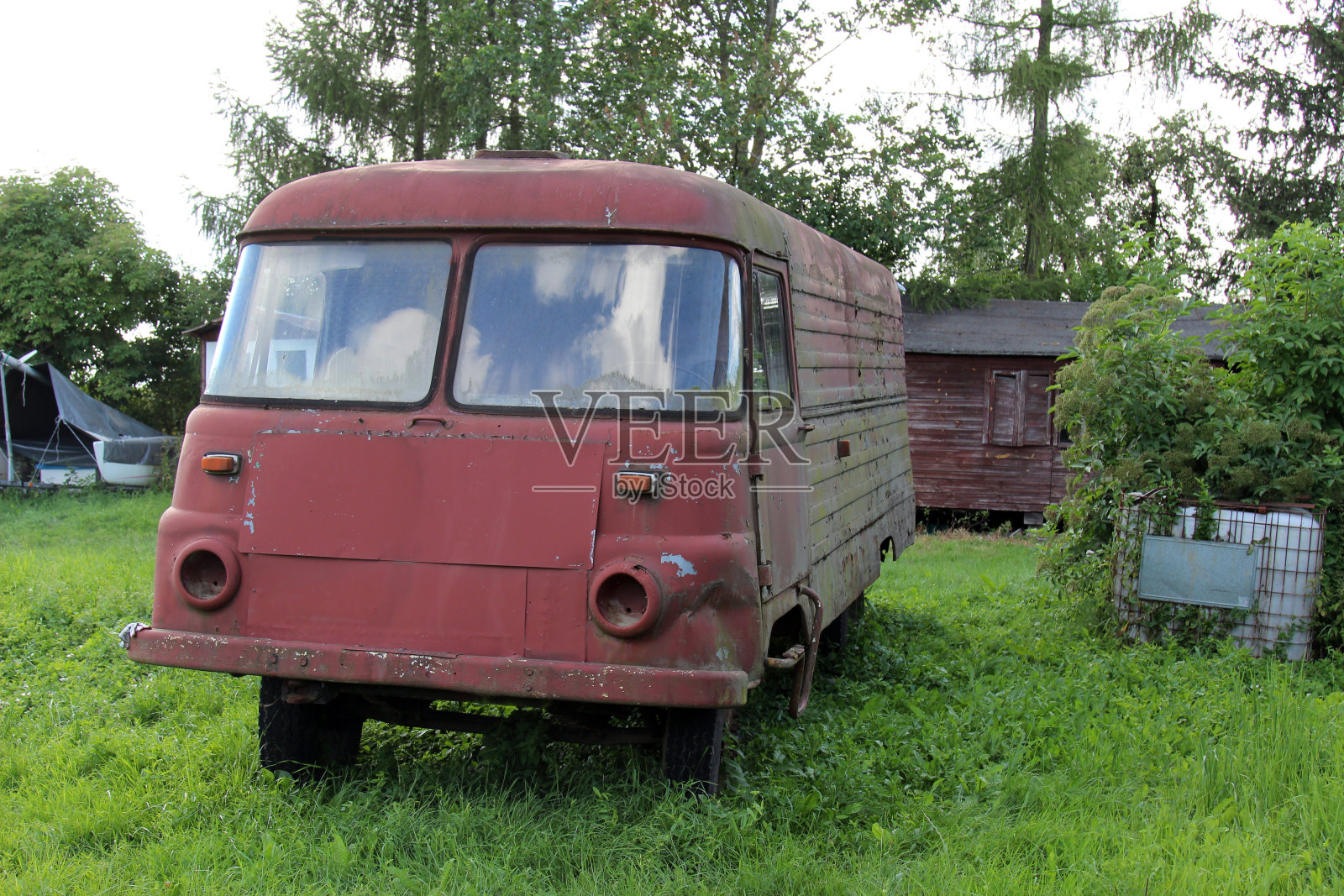 一辆旧的,损坏的,被遗忘的车照片摄影图片