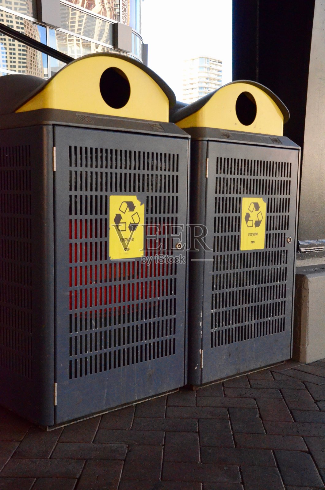 城市的公共回收箱照片摄影图片