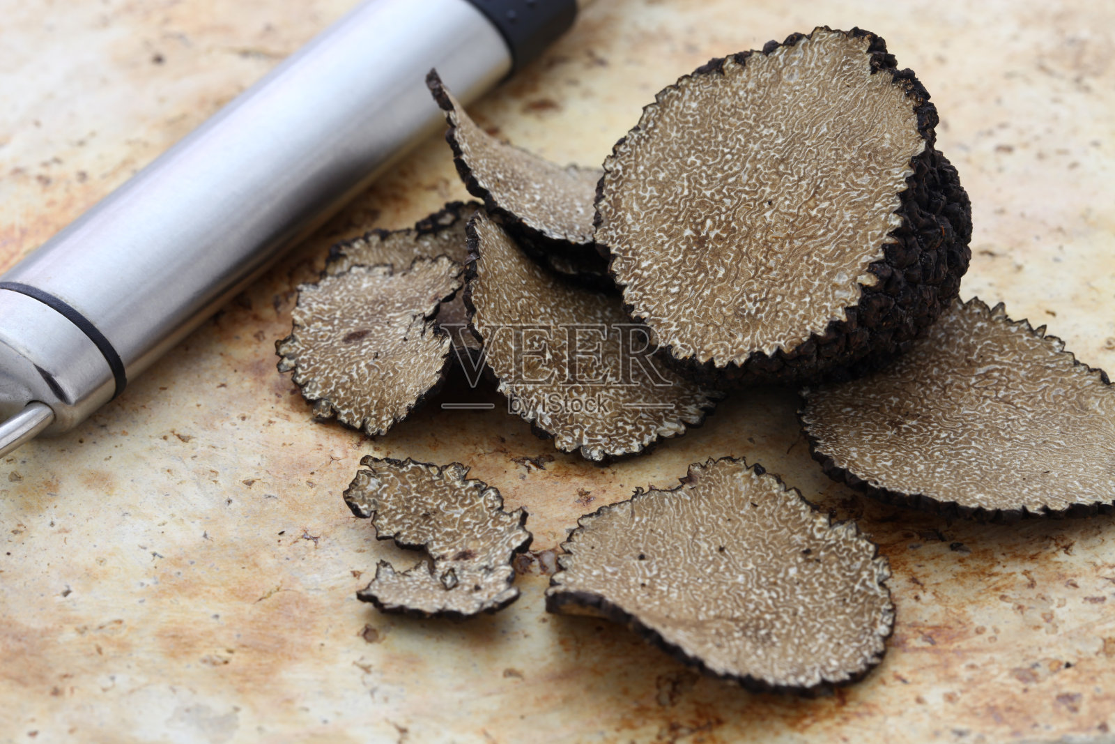 近距离拍摄的切片新鲜黑松露照片摄影图片