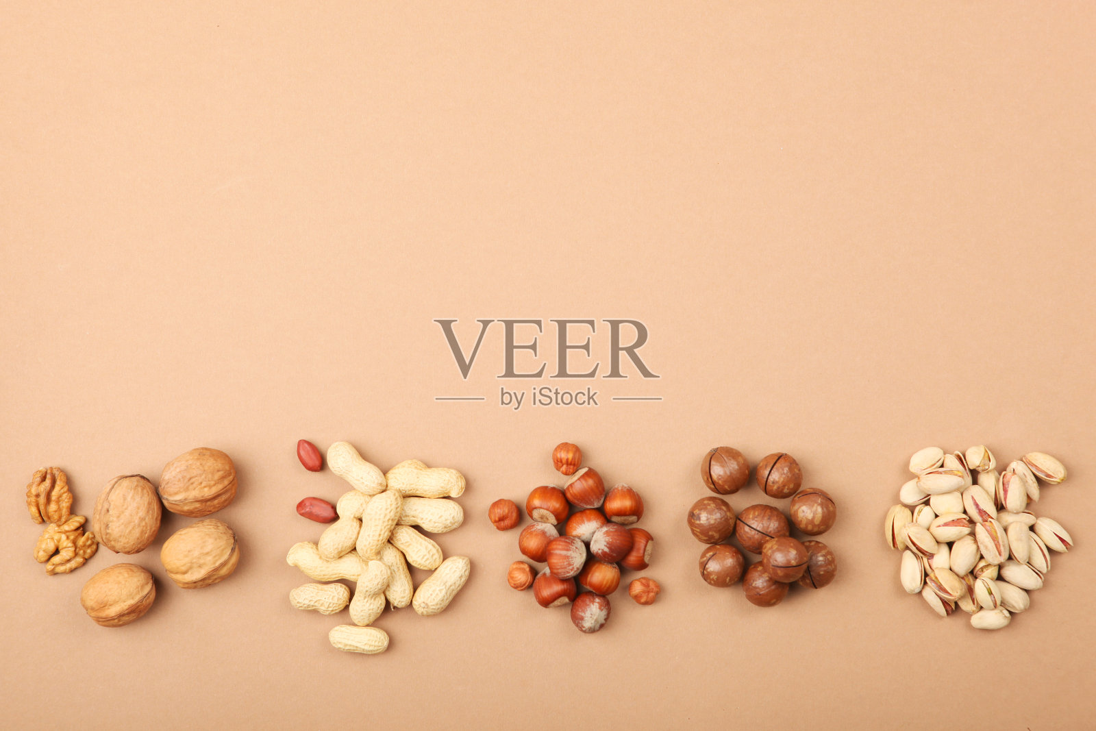 桌子上有一套不同的坚果。照片摄影图片