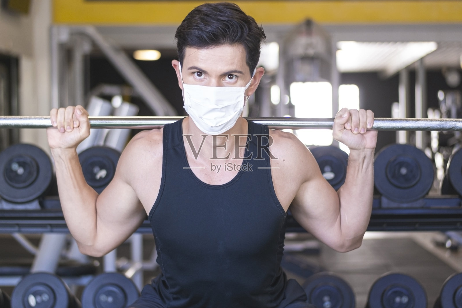 健身房的男人照片摄影图片