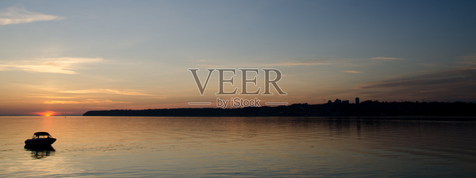 在夏天黄昏时分,一艘摩托艇停在华盛顿布莱恩的钓鱼码头附近照片摄影图片