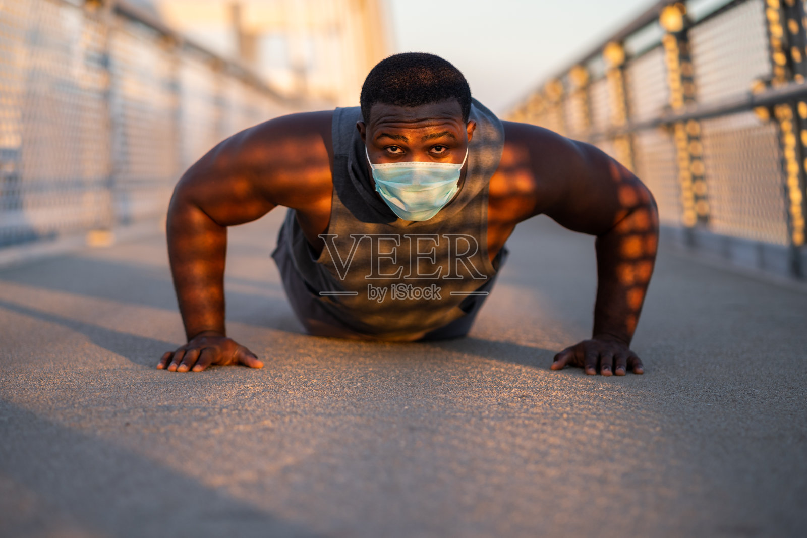 人做俯卧撑照片摄影图片