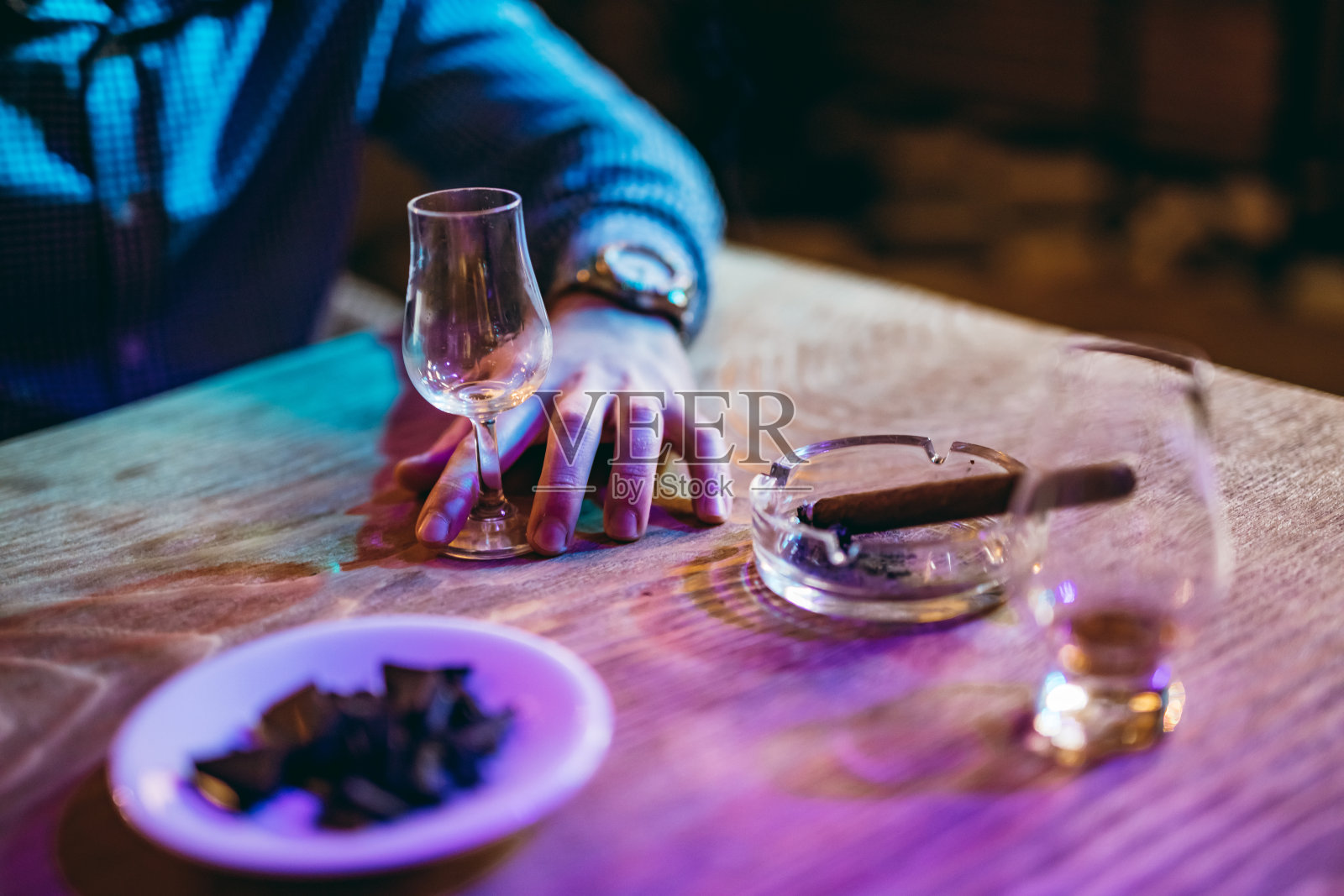 威士忌,雪茄和巧克力照片摄影图片