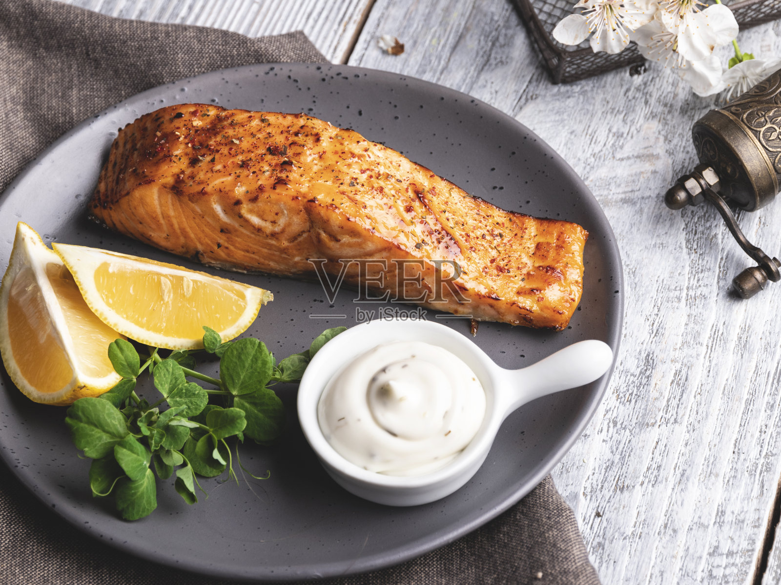 烤三文鱼片配柠檬,白酱和豌豆芽,健康食品照片摄影图片