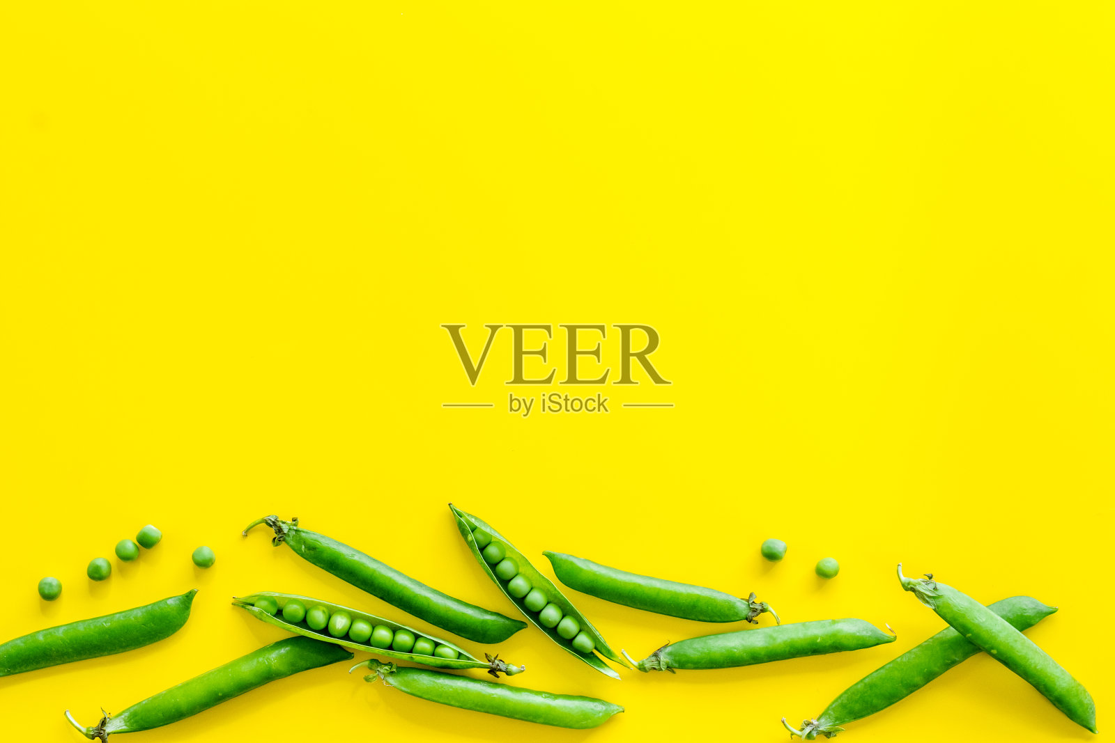 俯视图绿色豌豆荚和豌豆在厨房的背景照片摄影图片