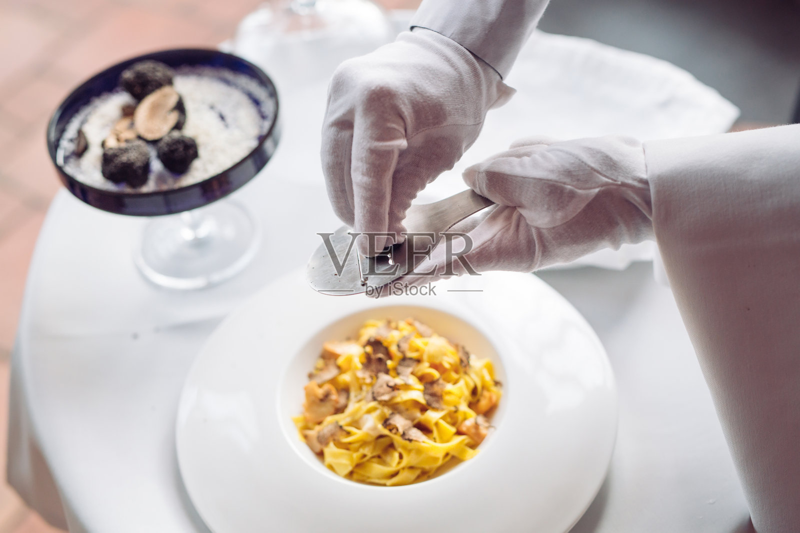 松露意大利面,秋季经典菜肴。餐馆菜单上的菜照片摄影图片