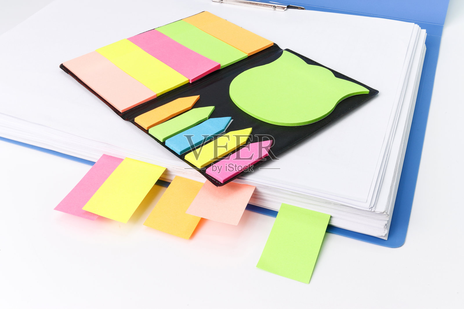 蓝色文件夹文件,彩色笔记纸孤立白色背景照片摄影图片