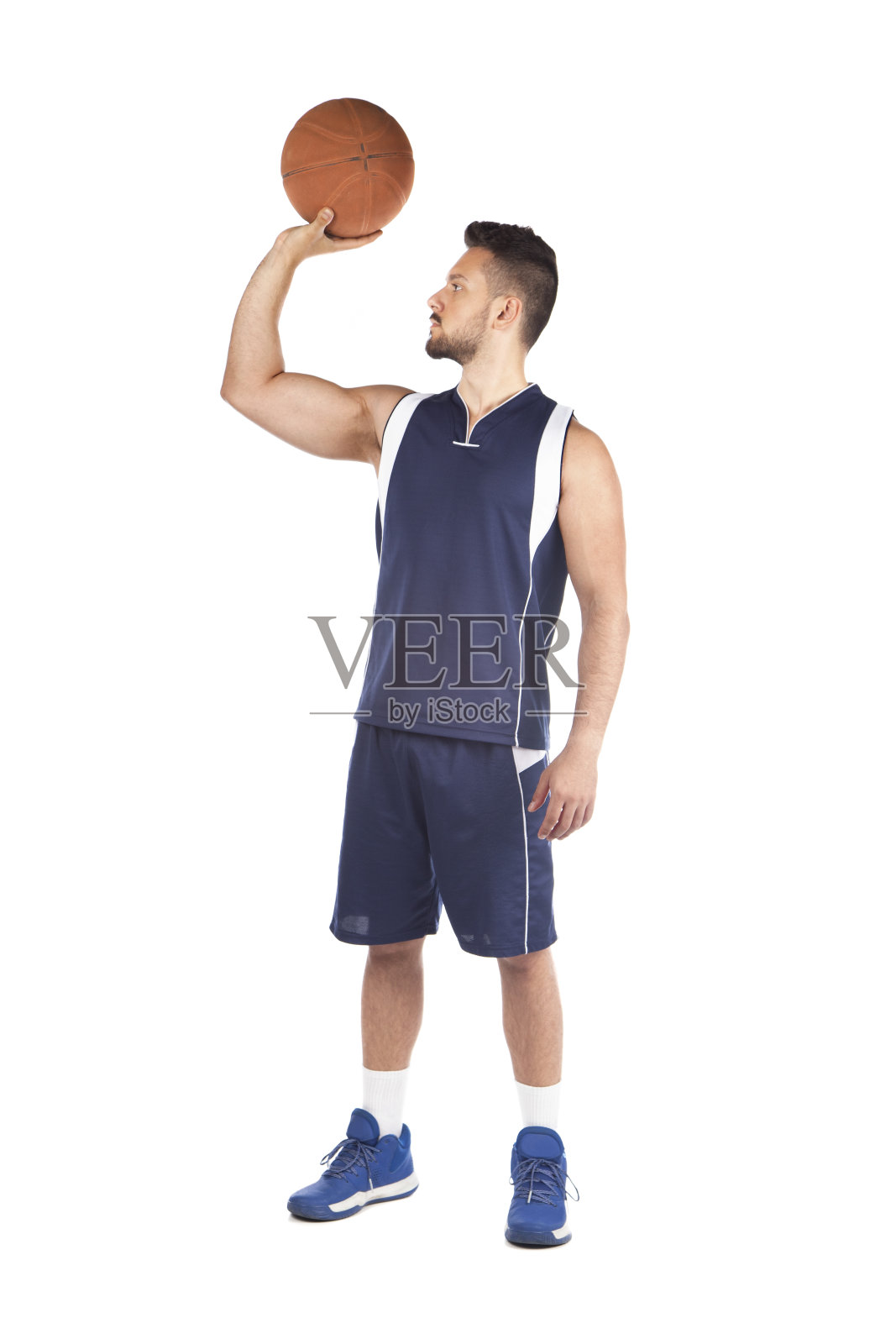 穿蓝色运动衫的男人在打篮球照片摄影图片