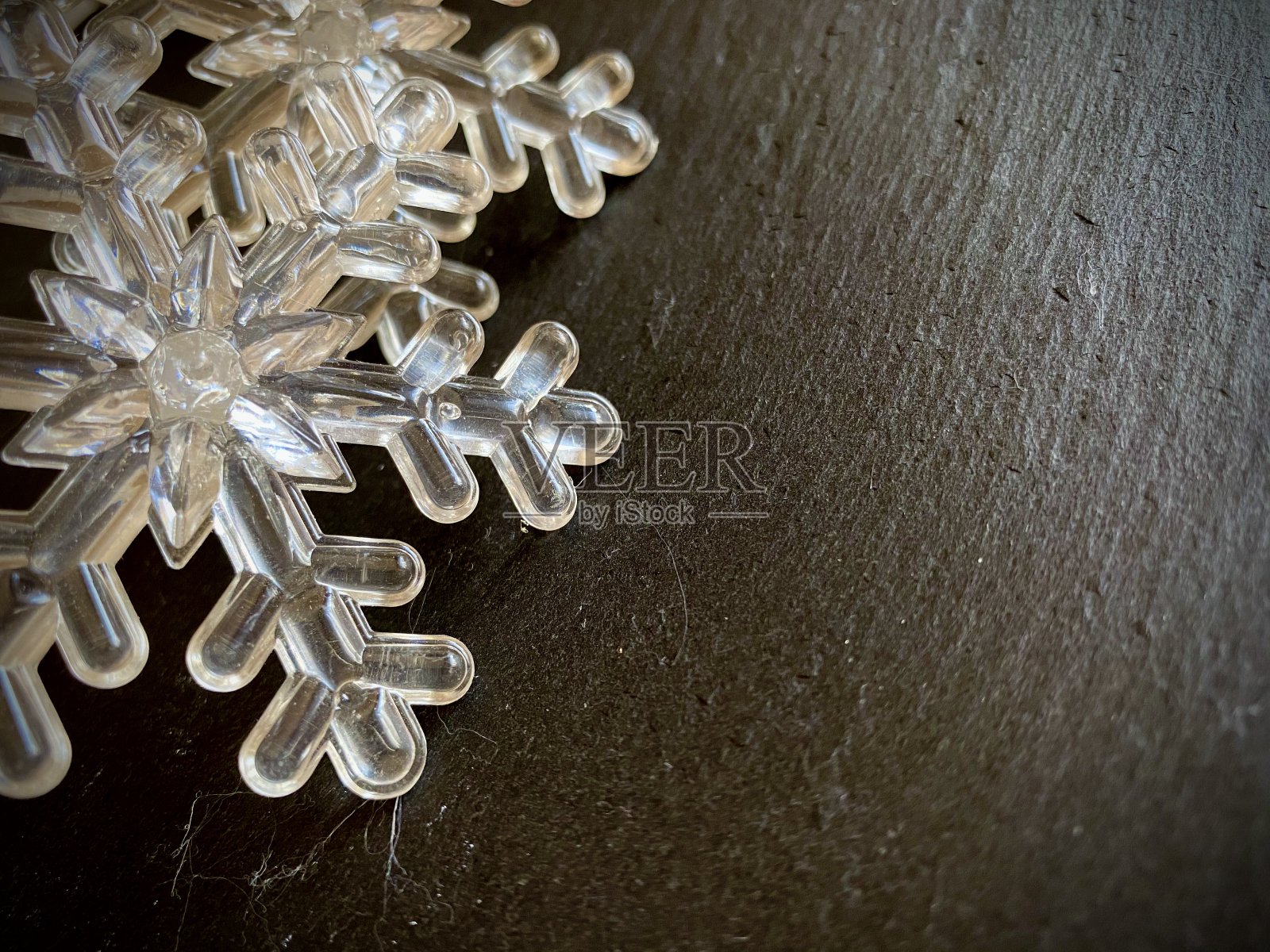 黑板上的玻璃雪花局部,圣诞节概念照片摄影图片