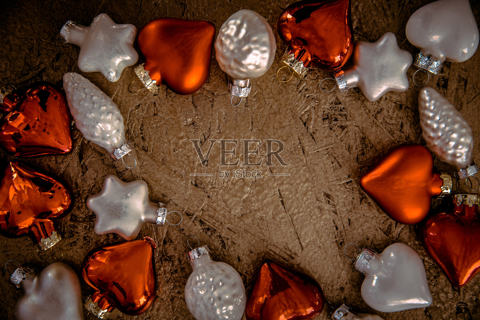 框架由装饰圣诞玻璃泡泡在金色纹理的背景。圣诞节模式空白照片摄影图片