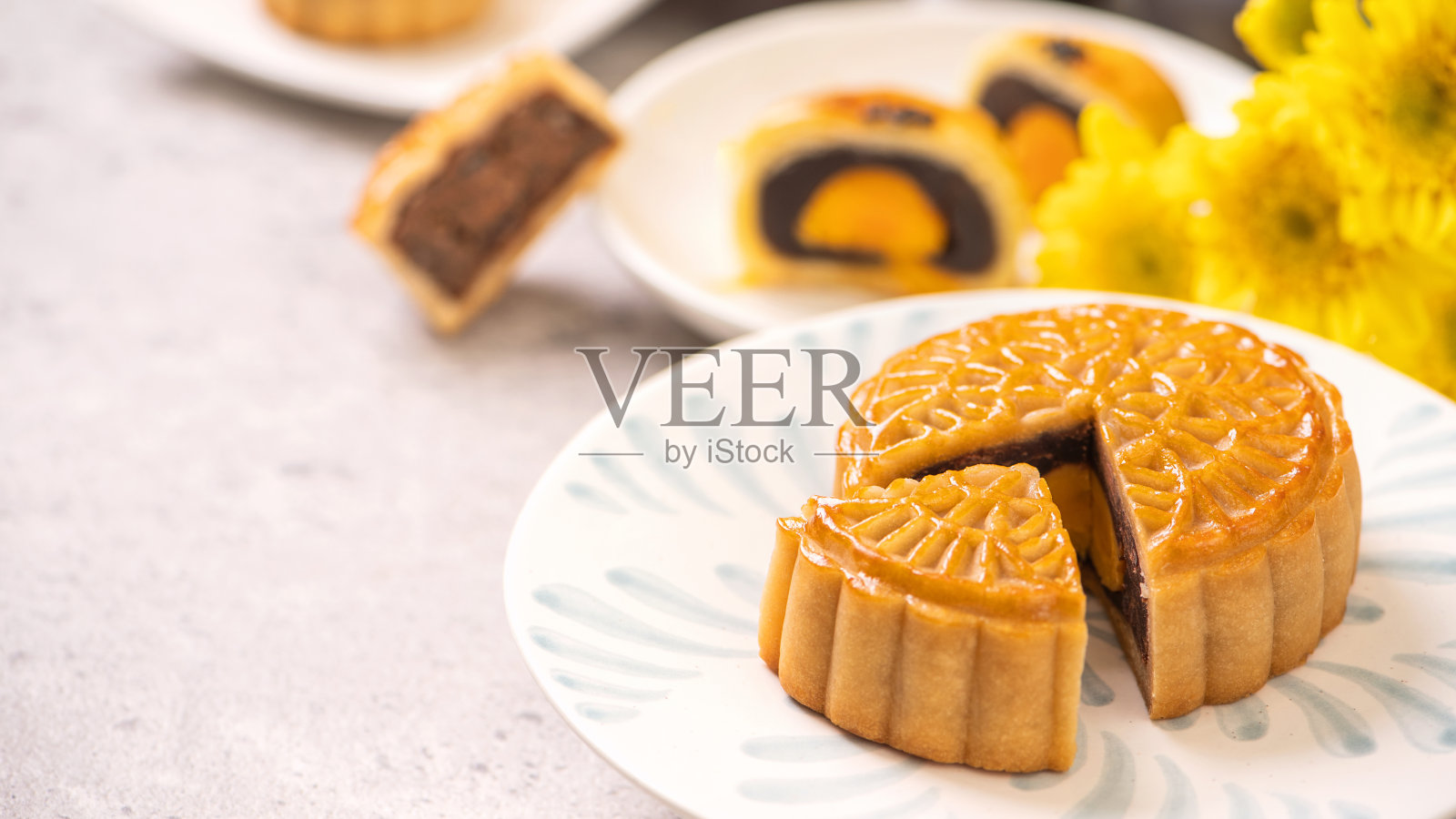 美味的中秋蛋黄酥月饼在明亮的水泥桌上背景。中国传统美食理念,拉近距离,复制空间。照片摄影图片