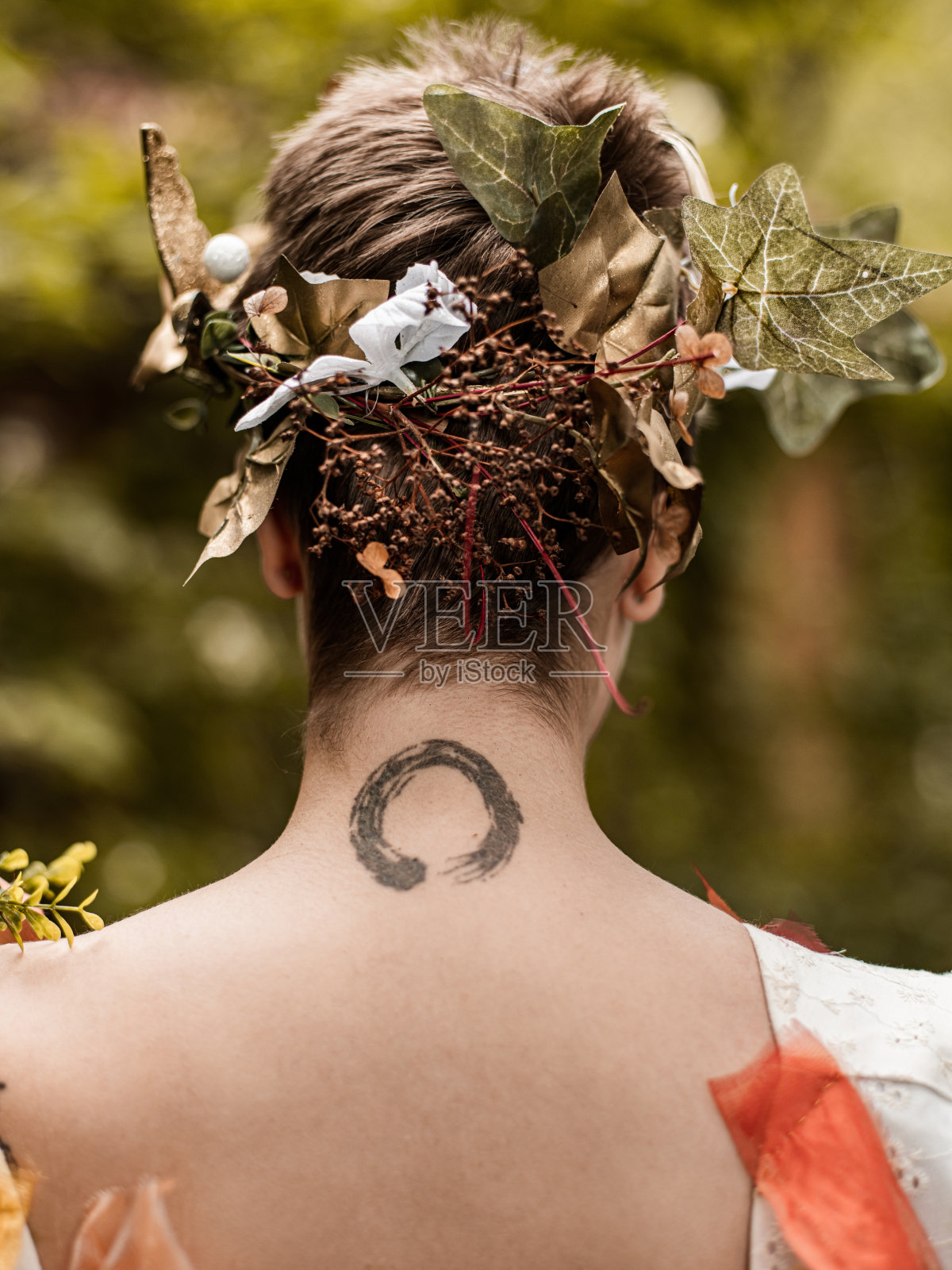 花园里的年轻女子装扮成仙女照片摄影图片