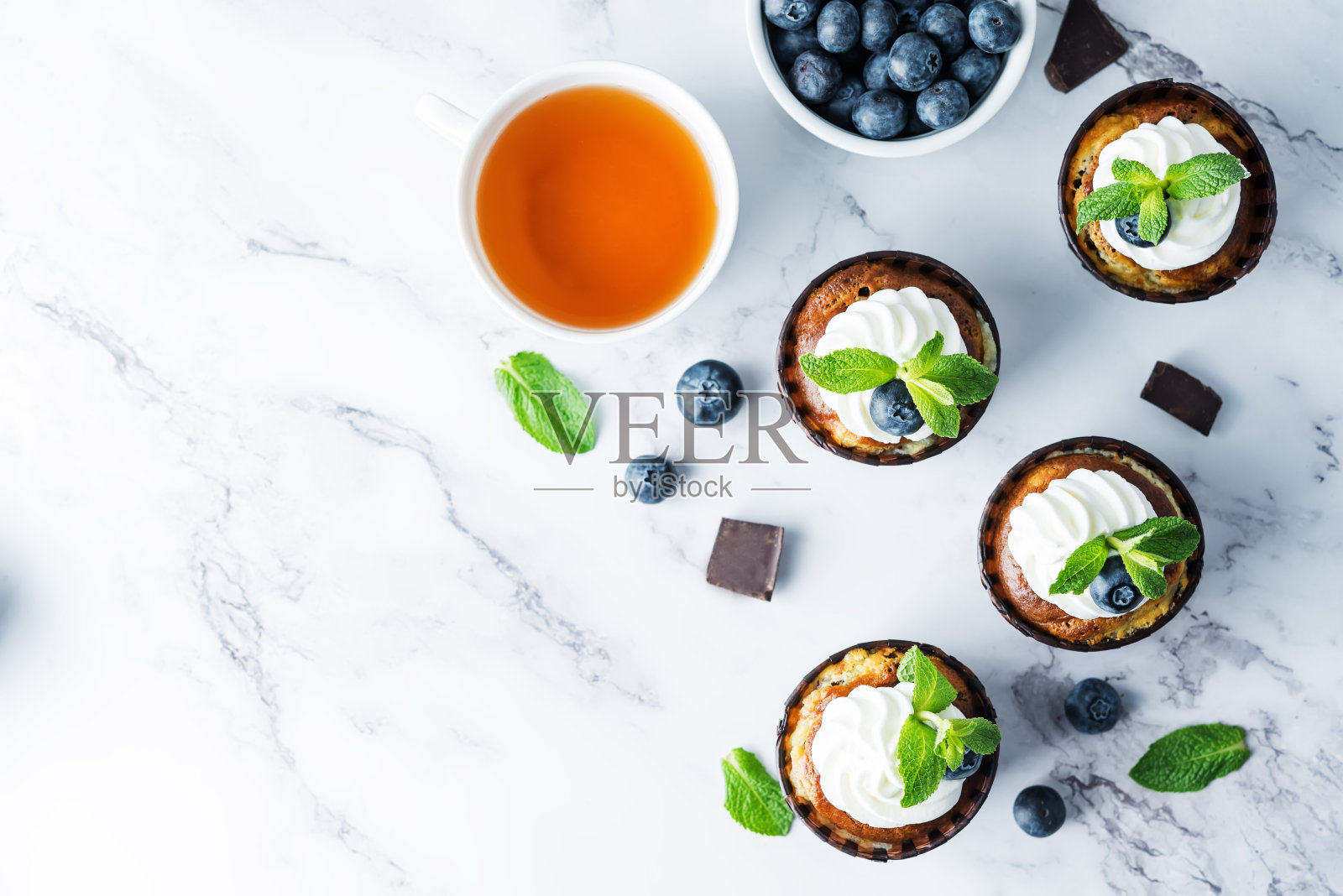 巧克力奶油芝士蛋糕配生奶油,薄荷叶和蓝莓照片摄影图片