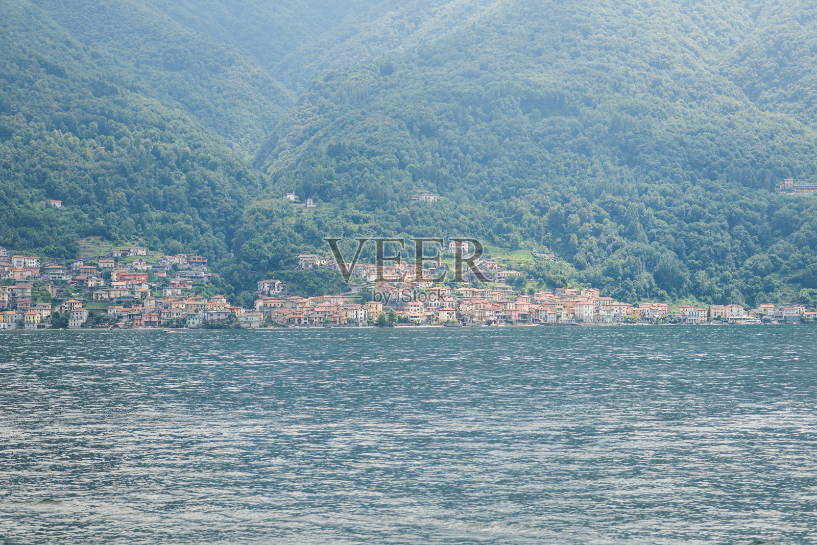 科莫湖全景。莱泽诺镇的背景。山丘覆盖着绿色的森林。照片摄影图片